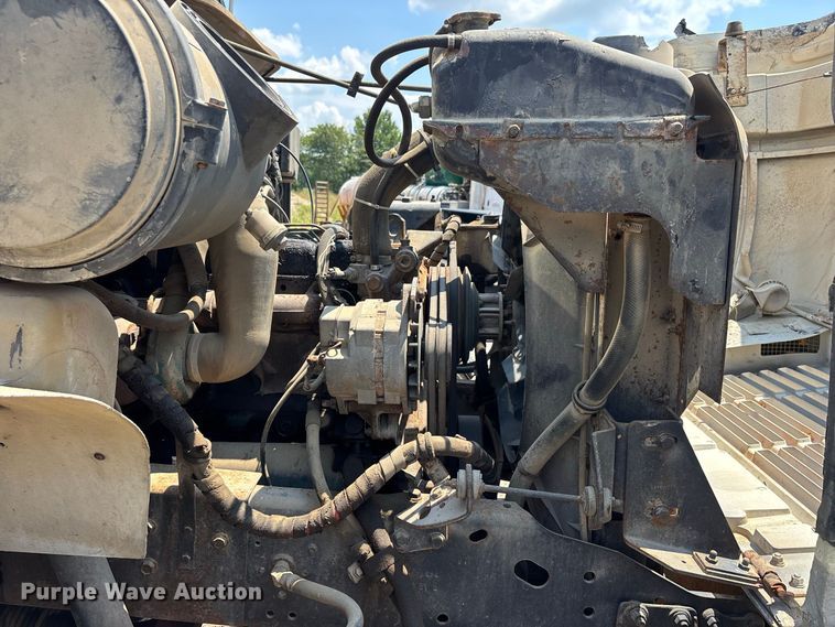 image for item ER3149 1990 International 4900 truck cab and chassis