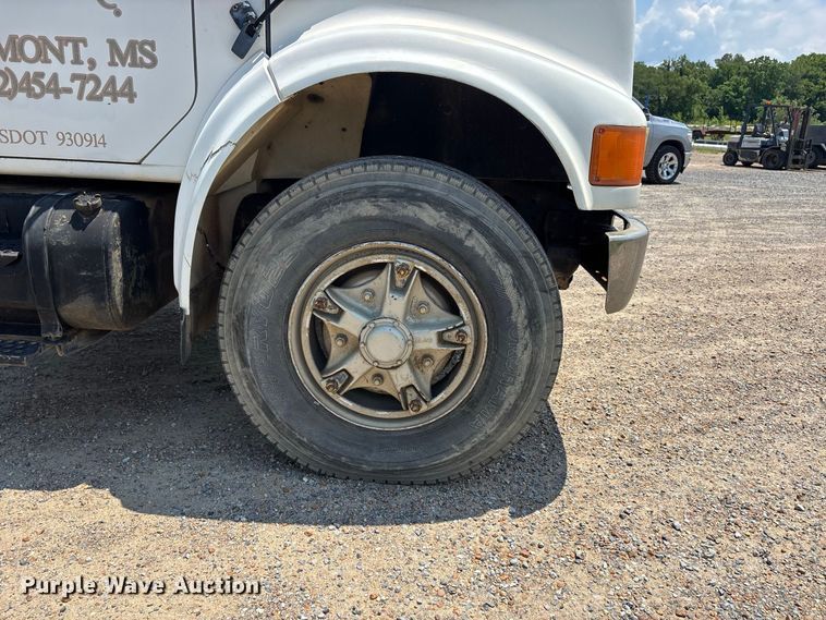 image for item ER3149 1990 International 4900 truck cab and chassis