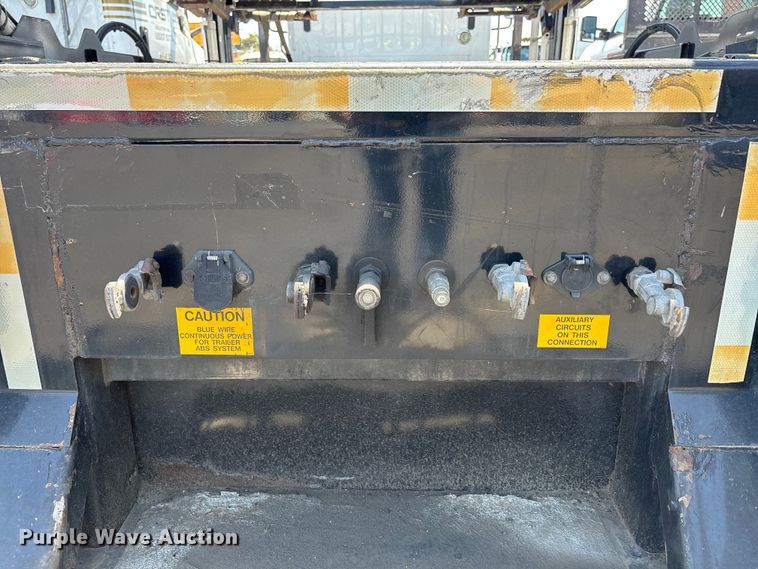 image for item ER7586 2018 Freightliner 114SD car carrier truck