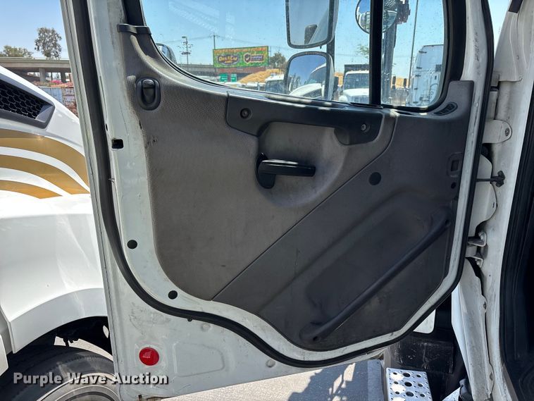 image for item ER7586 2018 Freightliner 114SD car carrier truck