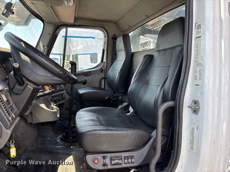 image for item ER7586 2018 Freightliner 114SD car carrier truck