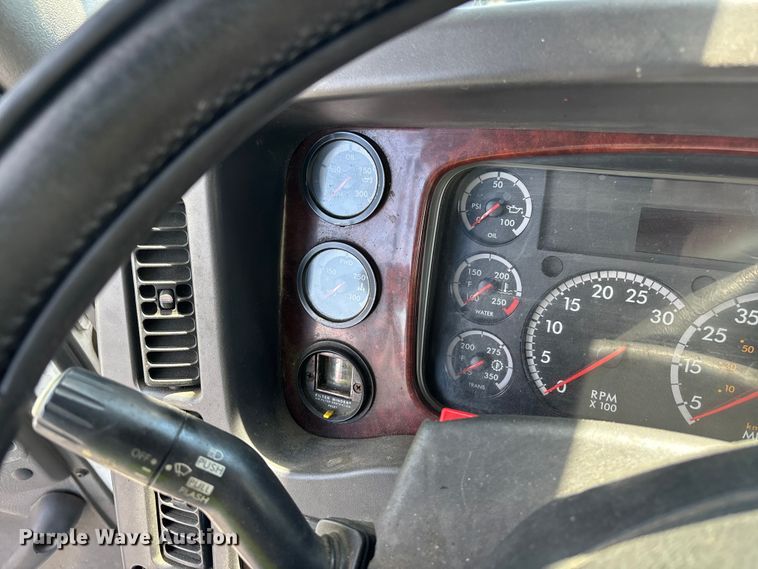 image for item ER7586 2018 Freightliner 114SD car carrier truck