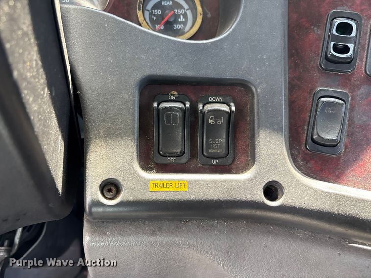 image for item ER7586 2018 Freightliner 114SD car carrier truck