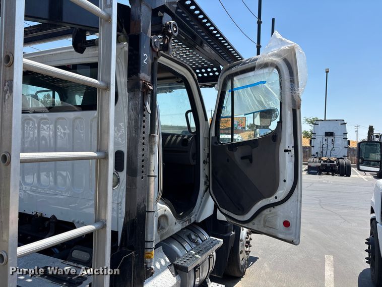 image for item ER7586 2018 Freightliner 114SD car carrier truck