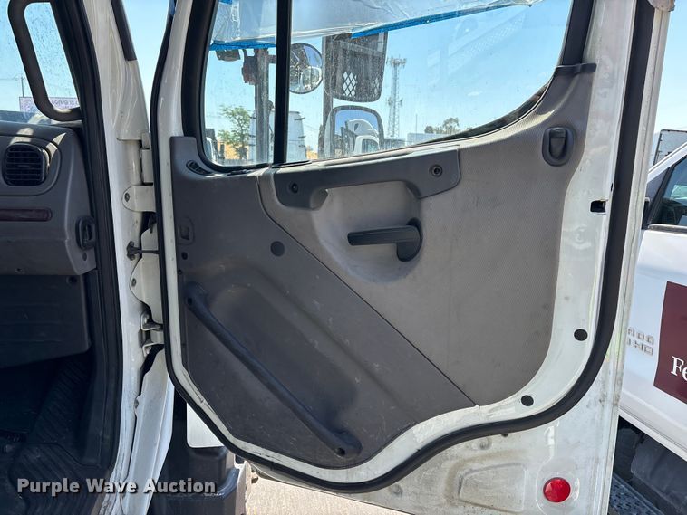 image for item ER7586 2018 Freightliner 114SD car carrier truck