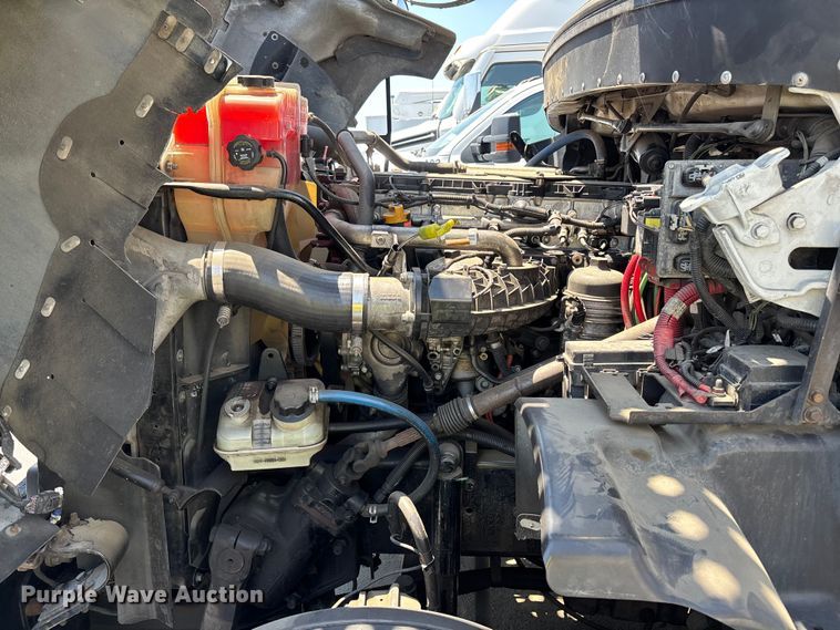 image for item ER7586 2018 Freightliner 114SD car carrier truck