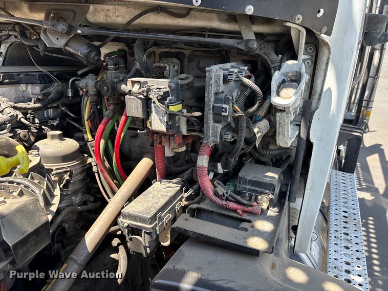 image for item ER7586 2018 Freightliner 114SD car carrier truck