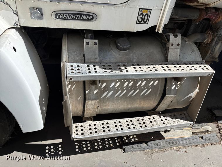 image for item ER7599 2001 Freightliner FLD112 water truck