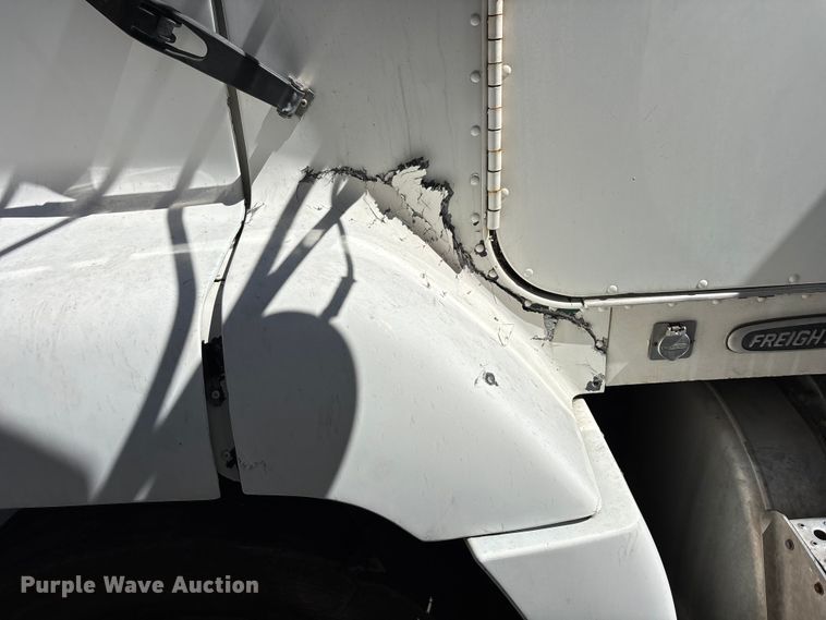 image for item ER7599 2001 Freightliner FLD112 water truck