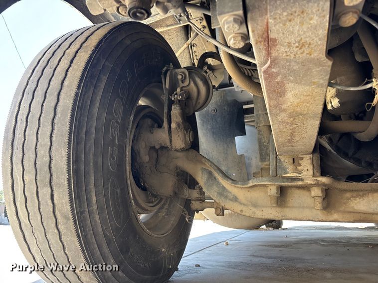 image for item ER7599 2001 Freightliner FLD112 water truck