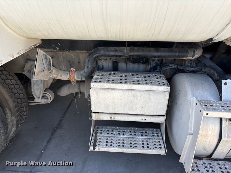 image for item ER7599 2001 Freightliner FLD112 water truck