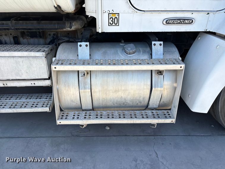 image for item ER7599 2001 Freightliner FLD112 water truck
