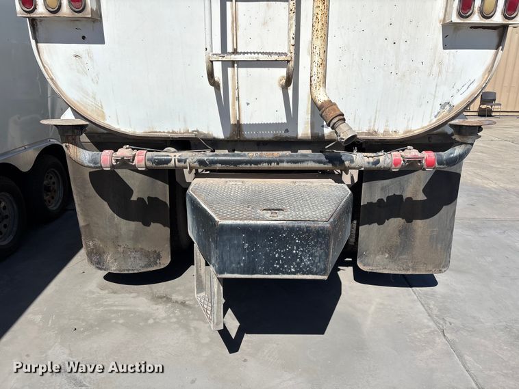 image for item ER7599 2001 Freightliner FLD112 water truck