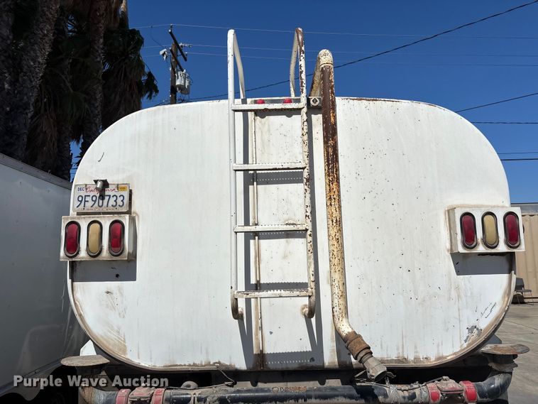 image for item ER7599 2001 Freightliner FLD112 water truck