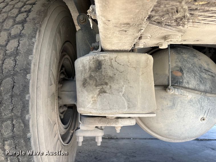 image for item ER7599 2001 Freightliner FLD112 water truck