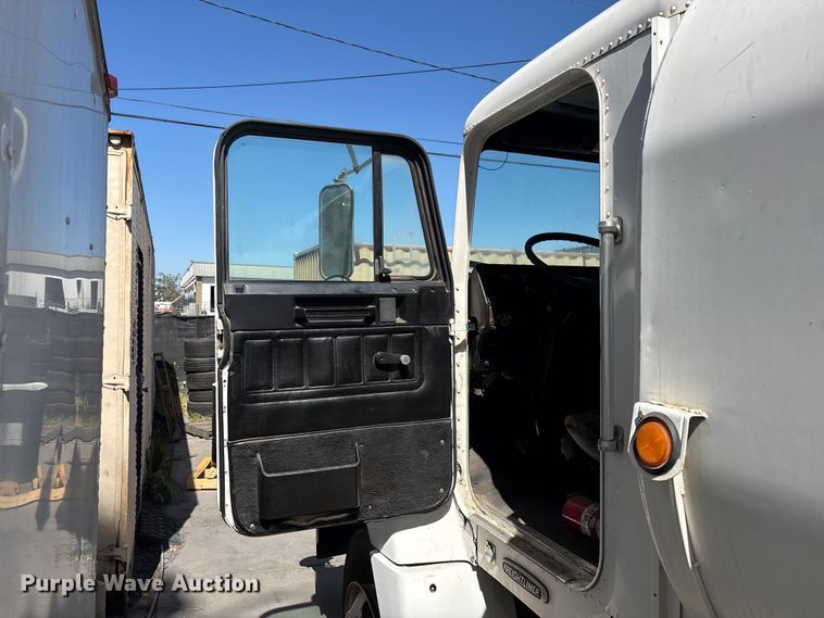 image for item ER7599 2001 Freightliner FLD112 water truck