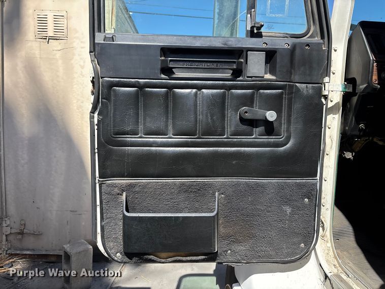 image for item ER7599 2001 Freightliner FLD112 water truck