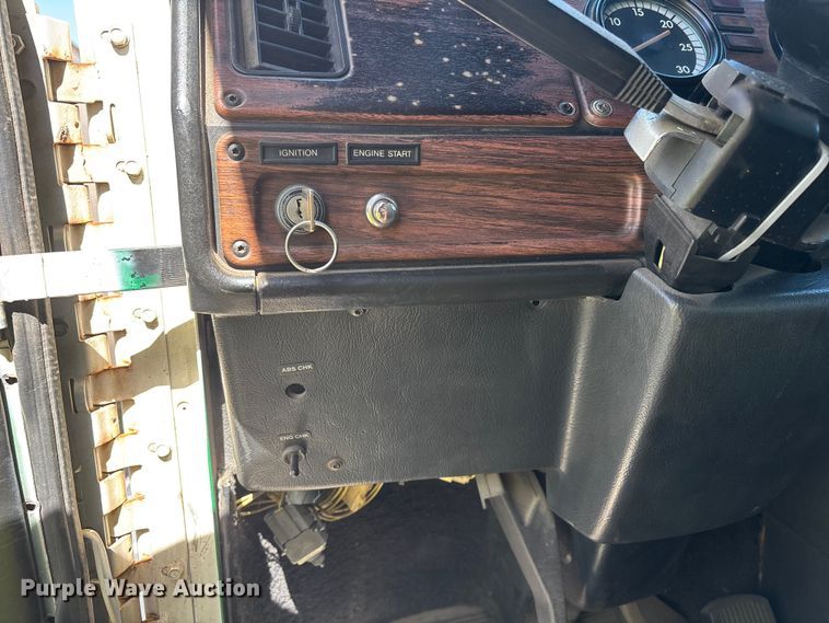 image for item ER7599 2001 Freightliner FLD112 water truck
