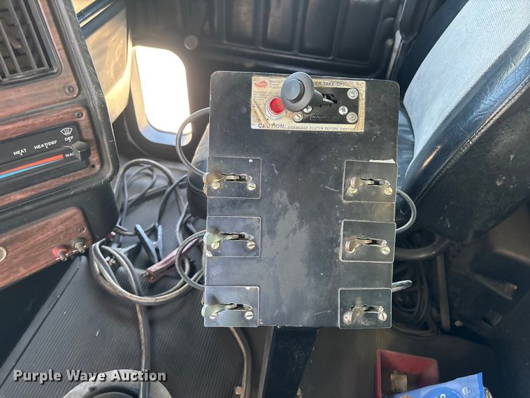 image for item ER7599 2001 Freightliner FLD112 water truck