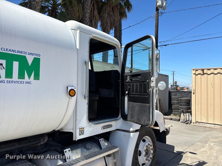 image for item ER7599 2001 Freightliner FLD112 water truck