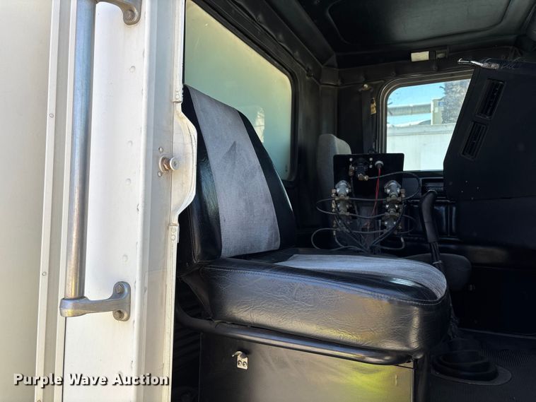 image for item ER7599 2001 Freightliner FLD112 water truck