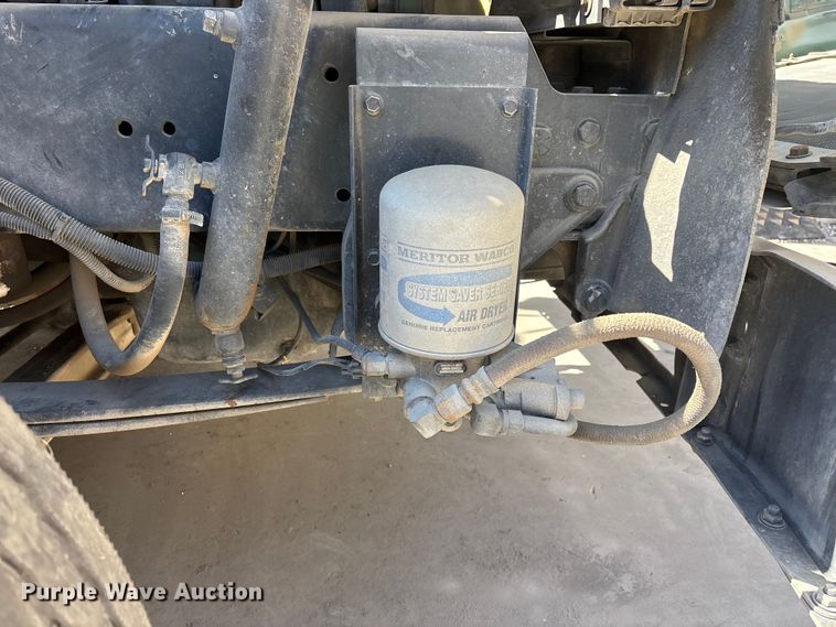 image for item ER7599 2001 Freightliner FLD112 water truck