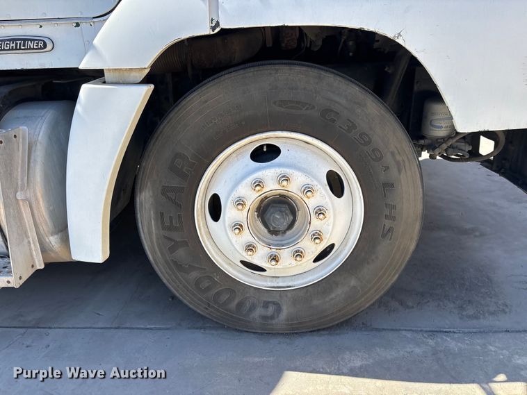 image for item ER7599 2001 Freightliner FLD112 water truck