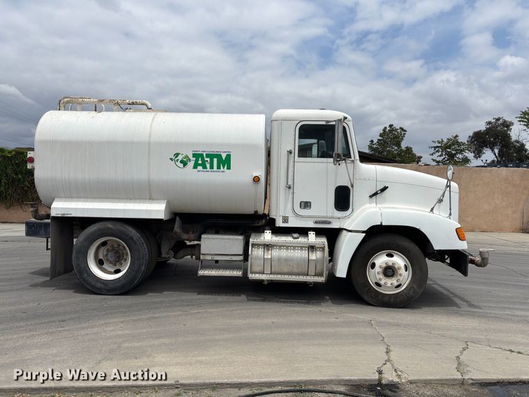 image for item ER7599 2001 Freightliner FLD112 water truck