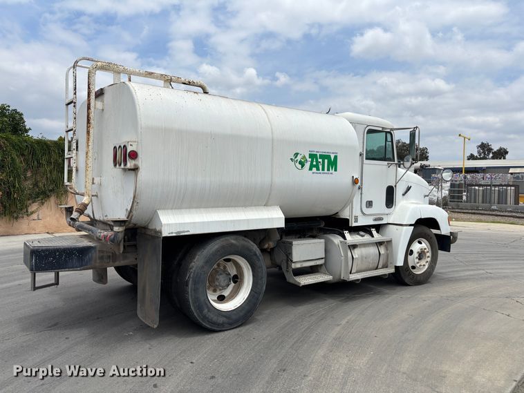 image for item ER7599 2001 Freightliner FLD112 water truck