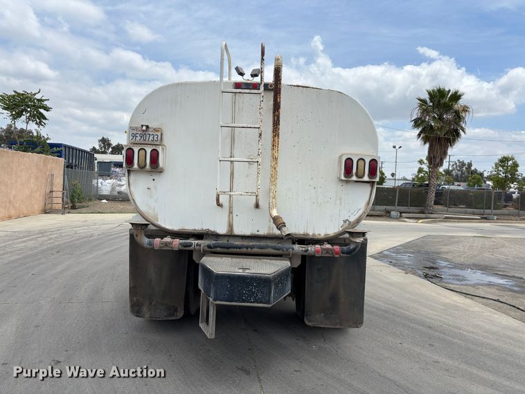 image for item ER7599 2001 Freightliner FLD112 water truck