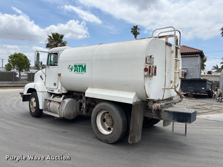 image for item ER7599 2001 Freightliner FLD112 water truck