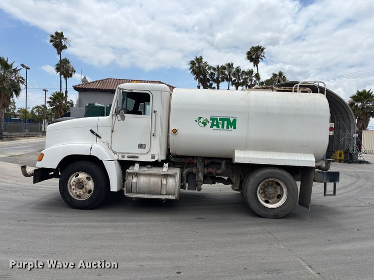 image for item ER7599 2001 Freightliner FLD112 water truck
