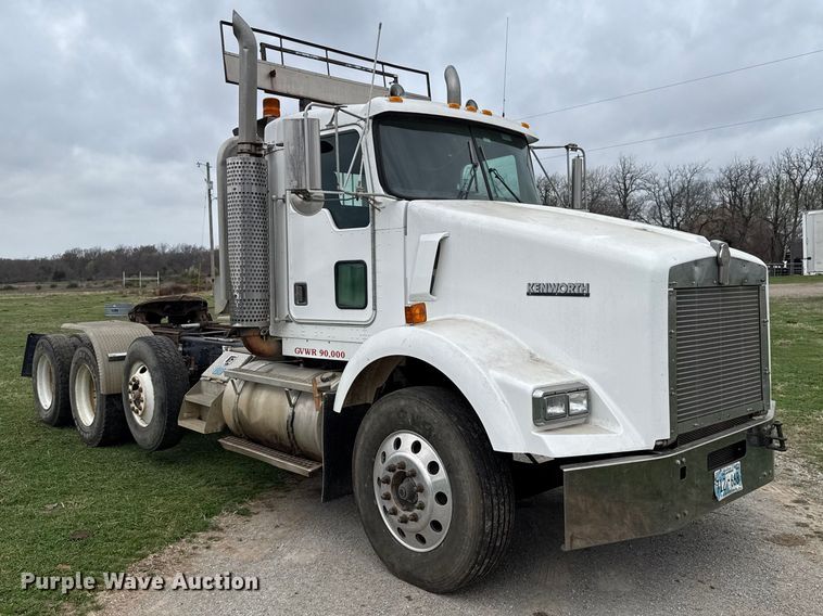 image for item ES5960 2000 Kenworth T800B semi truck