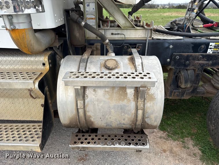 image for item ES5960 2000 Kenworth T800B semi truck