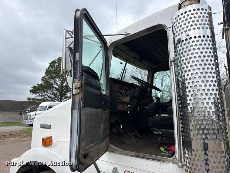 image for item ES5960 2000 Kenworth T800B semi truck