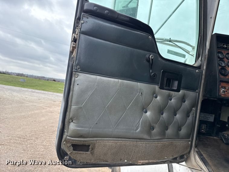 image for item ES5960 2000 Kenworth T800B semi truck