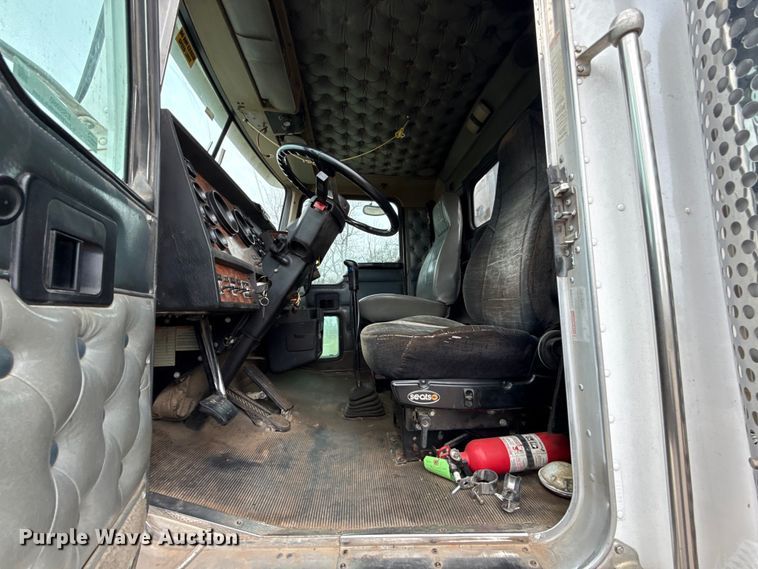 image for item ES5960 2000 Kenworth T800B semi truck