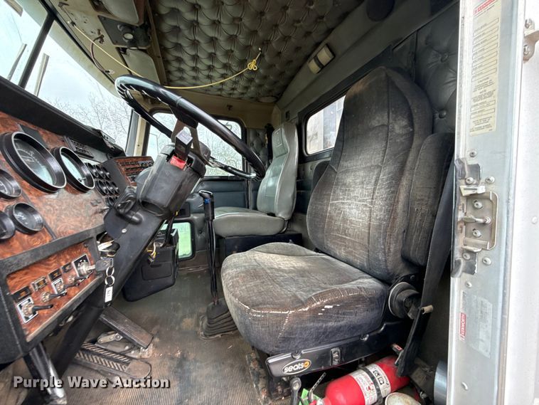image for item ES5960 2000 Kenworth T800B semi truck