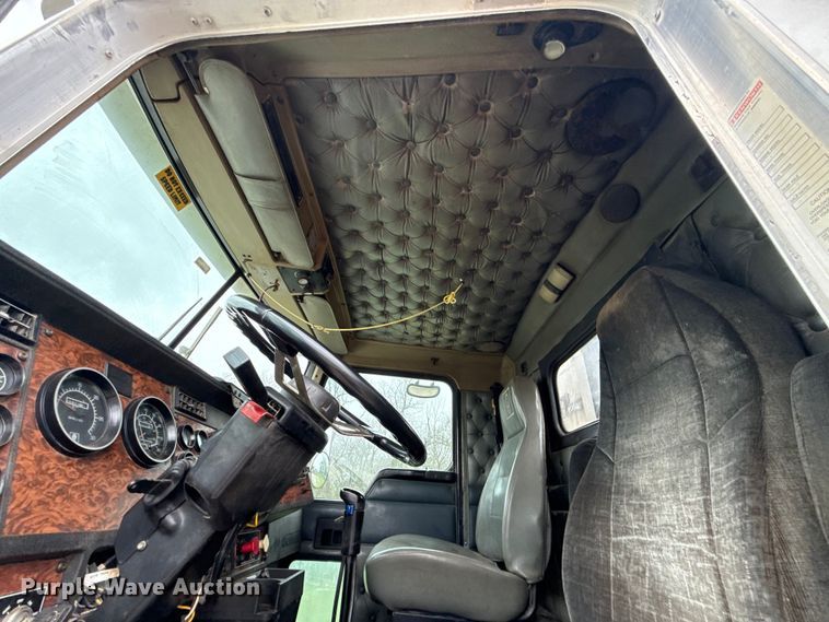 image for item ES5960 2000 Kenworth T800B semi truck