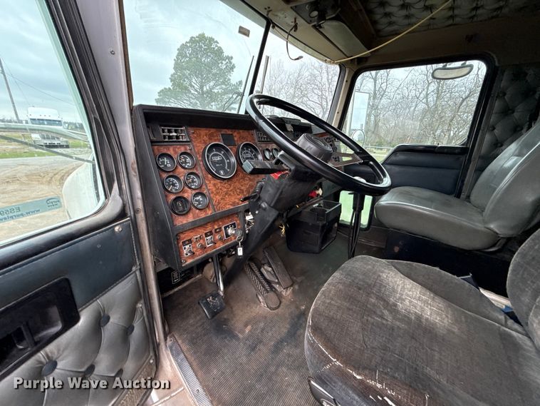 image for item ES5960 2000 Kenworth T800B semi truck