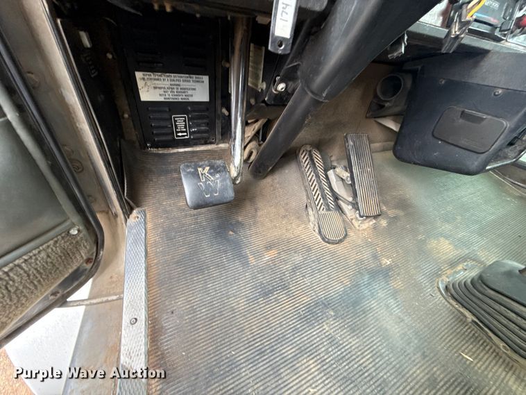 image for item ES5960 2000 Kenworth T800B semi truck