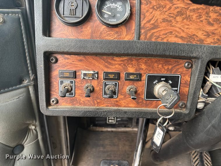 image for item ES5960 2000 Kenworth T800B semi truck