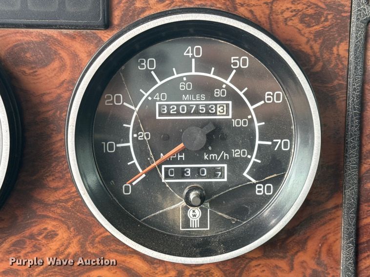 image for item ES5960 2000 Kenworth T800B semi truck