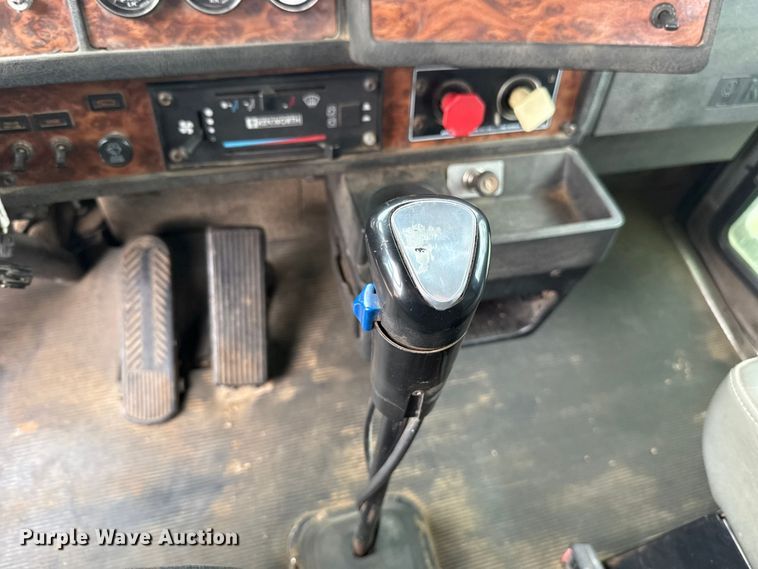 image for item ES5960 2000 Kenworth T800B semi truck