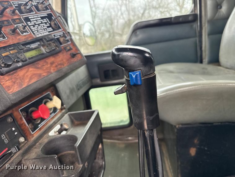 image for item ES5960 2000 Kenworth T800B semi truck