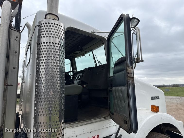 image for item ES5960 2000 Kenworth T800B semi truck