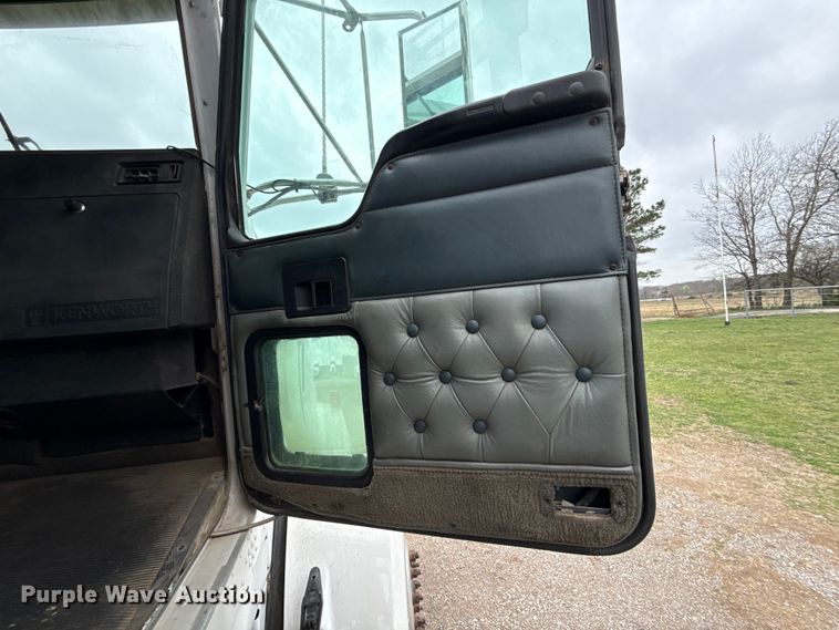 image for item ES5960 2000 Kenworth T800B semi truck
