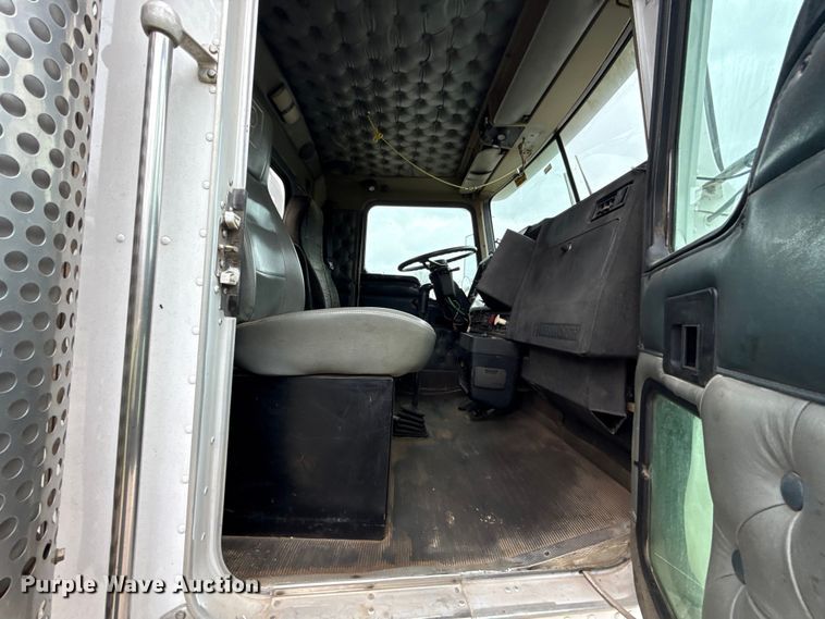 image for item ES5960 2000 Kenworth T800B semi truck