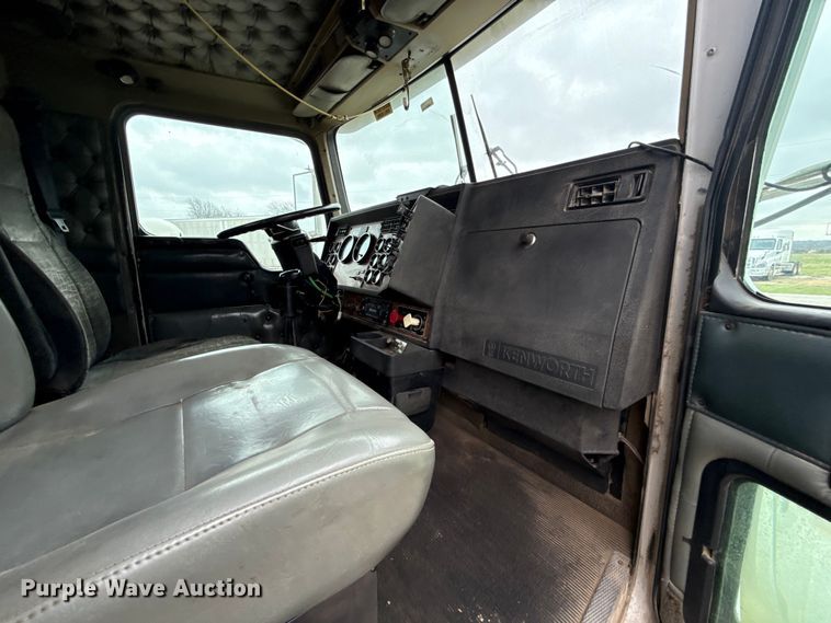 image for item ES5960 2000 Kenworth T800B semi truck
