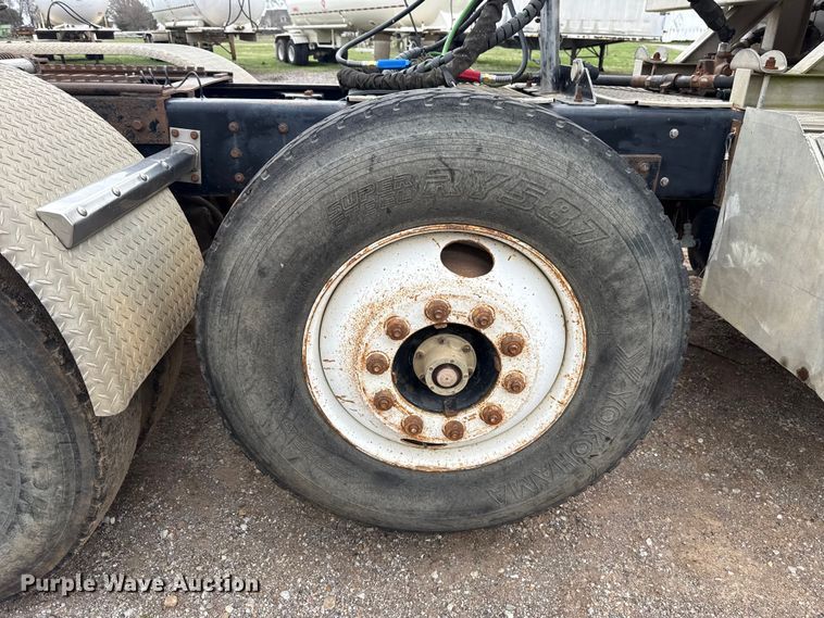 image for item ES5960 2000 Kenworth T800B semi truck